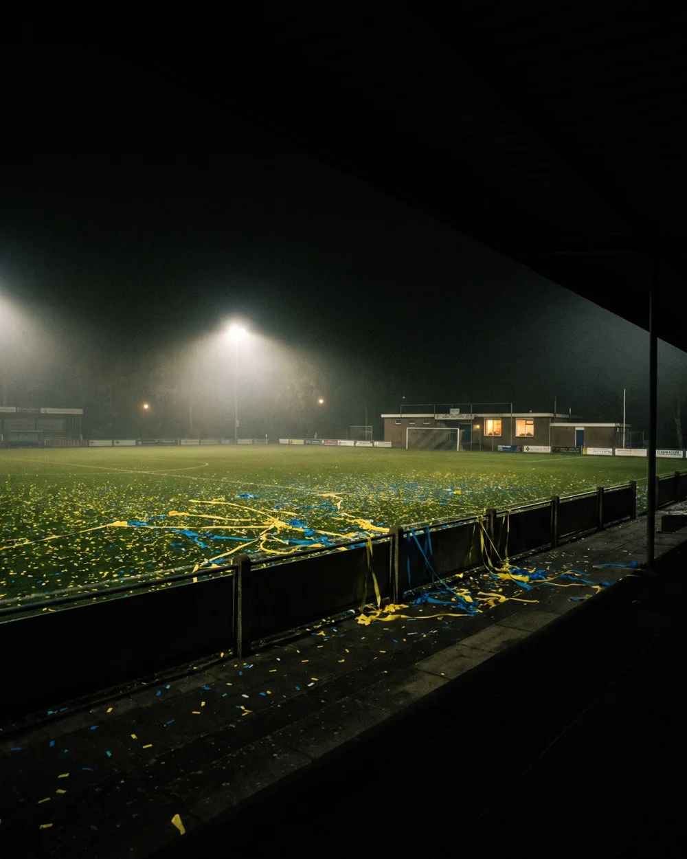 La sede de un club de fútbol de barrio, de noche, después de un festejo